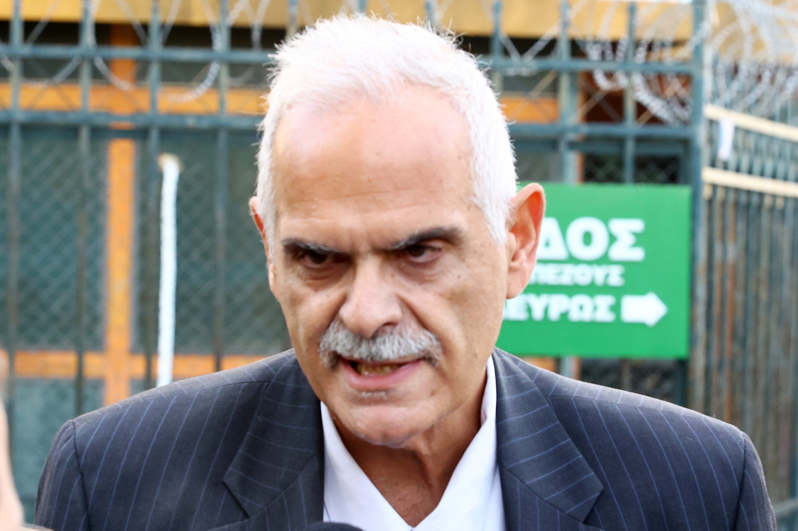 ΕΥΕΛΠΙΔΩΝ - ΜΕΤΑΓΩΓΗ ΣΤΟΝ ΑΝΑΚΡΙΤΗ ΤΟΥ ΠΡΟΕΔΡΟΥ ΤΟΥ ΛΑΟΣ ΚΑΙ ΤΗΛΕΠΑΡΟΥΣΙΑΣΤΗ ΦΙΛΙΠΠΟΥ ΚΑΜΠΟΥΡΗ ΤΗΣ ΣΥΖΥΓΟΥ ΤΟΥ ΑΝΝΑΣ ΣΥΝΟΥΛΗ ΚΑΙ ΤΩΝ ΥΠΟΛΟΙΠΩΝ ΜΕΛΩΝ ΤΗΣ ΕΓΚΛΗΜΑΤΙΚΗΣ ΟΡΓΑΝΩΣΗΣ ΓΙΑ ΑΠΑΤΗ ΣΕ ΒΑΡΟΣ ΤΟΥ ΕΦΚΑ