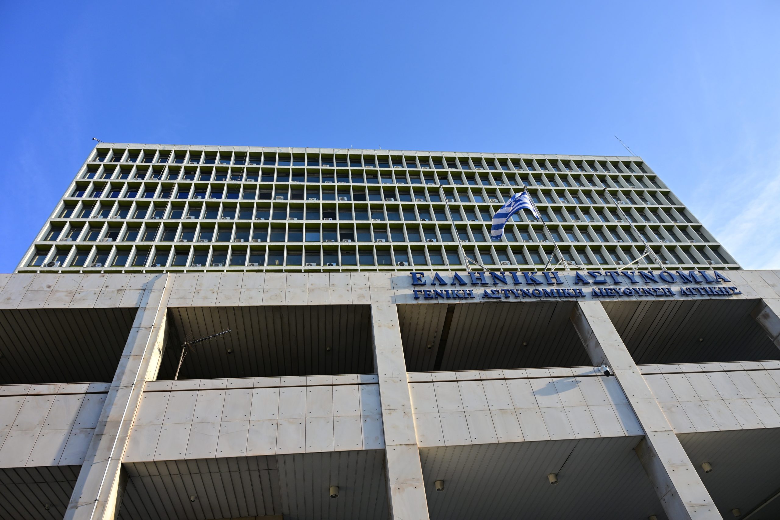 ΕΥΕΛΠΙΔΩΝ - ΜΕΤΑΓΩΓΗ ΣΤΟΝ ΑΝΑΚΡΙΤΗ ΤΟΥ ΠΡΟΕΔΡΟΥ ΤΟΥ ΛΑΟΣ ΚΑΙ ΤΗΛΕΠΑΡΟΥΣΙΑΣΤΗ ΦΙΛΙΠΠΟΥ ΚΑΜΠΟΥΡΗ ΤΗΣ ΣΥΖΥΓΟΥ ΤΟΥ ΑΝΝΑΣ ΣΥΝΟΥΛΗ ΚΑΙ ΤΩΝ ΥΠΟΛΟΙΠΩΝ ΜΕΛΩΝ ΤΗΣ ΕΓΚΛΗΜΑΤΙΚΗΣ ΟΡΓΑΝΩΣΗΣ ΓΙΑ ΑΠΑΤΗ ΣΕ ΒΑΡΟΣ ΤΟΥ ΕΦΚΑ