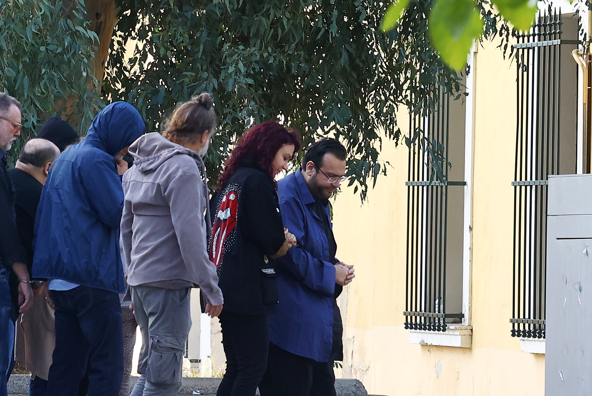 ΕΥΕΛΠΙΔΩΝ - ΜΕΤΑΓΩΓΗ ΣΤΟΝ ΑΝΑΚΡΙΤΗ ΤΟΥ ΠΡΟΕΔΡΟΥ ΤΟΥ ΛΑΟΣ ΚΑΙ ΤΗΛΕΠΑΡΟΥΣΙΑΣΤΗ ΦΙΛΙΠΠΟΥ ΚΑΜΠΟΥΡΗ ΤΗΣ ΣΥΖΥΓΟΥ ΤΟΥ ΑΝΝΑΣ ΣΥΝΟΥΛΗ ΚΑΙ ΤΩΝ ΥΠΟΛΟΙΠΩΝ ΜΕΛΩΝ ΤΗΣ ΕΓΚΛΗΜΑΤΙΚΗΣ ΟΡΓΑΝΩΣΗΣ ΓΙΑ ΑΠΑΤΗ ΣΕ ΒΑΡΟΣ ΤΟΥ ΕΦΚΑ