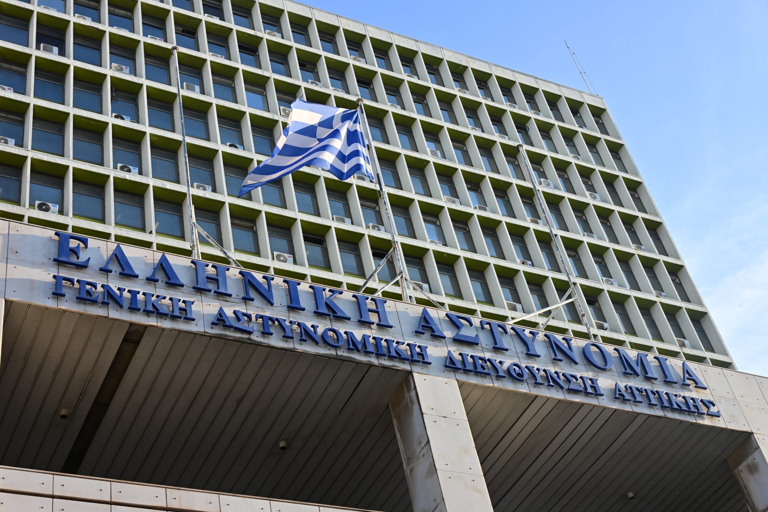 ΕΥΕΛΠΙΔΩΝ - ΜΕΤΑΓΩΓΗ ΣΤΟΝ ΑΝΑΚΡΙΤΗ ΤΟΥ ΠΡΟΕΔΡΟΥ ΤΟΥ ΛΑΟΣ ΚΑΙ ΤΗΛΕΠΑΡΟΥΣΙΑΣΤΗ ΦΙΛΙΠΠΟΥ ΚΑΜΠΟΥΡΗ ΤΗΣ ΣΥΖΥΓΟΥ ΤΟΥ ΑΝΝΑΣ ΣΥΝΟΥΛΗ ΚΑΙ ΤΩΝ ΥΠΟΛΟΙΠΩΝ ΜΕΛΩΝ ΤΗΣ ΕΓΚΛΗΜΑΤΙΚΗΣ ΟΡΓΑΝΩΣΗΣ ΓΙΑ ΑΠΑΤΗ ΣΕ ΒΑΡΟΣ ΤΟΥ ΕΦΚΑ