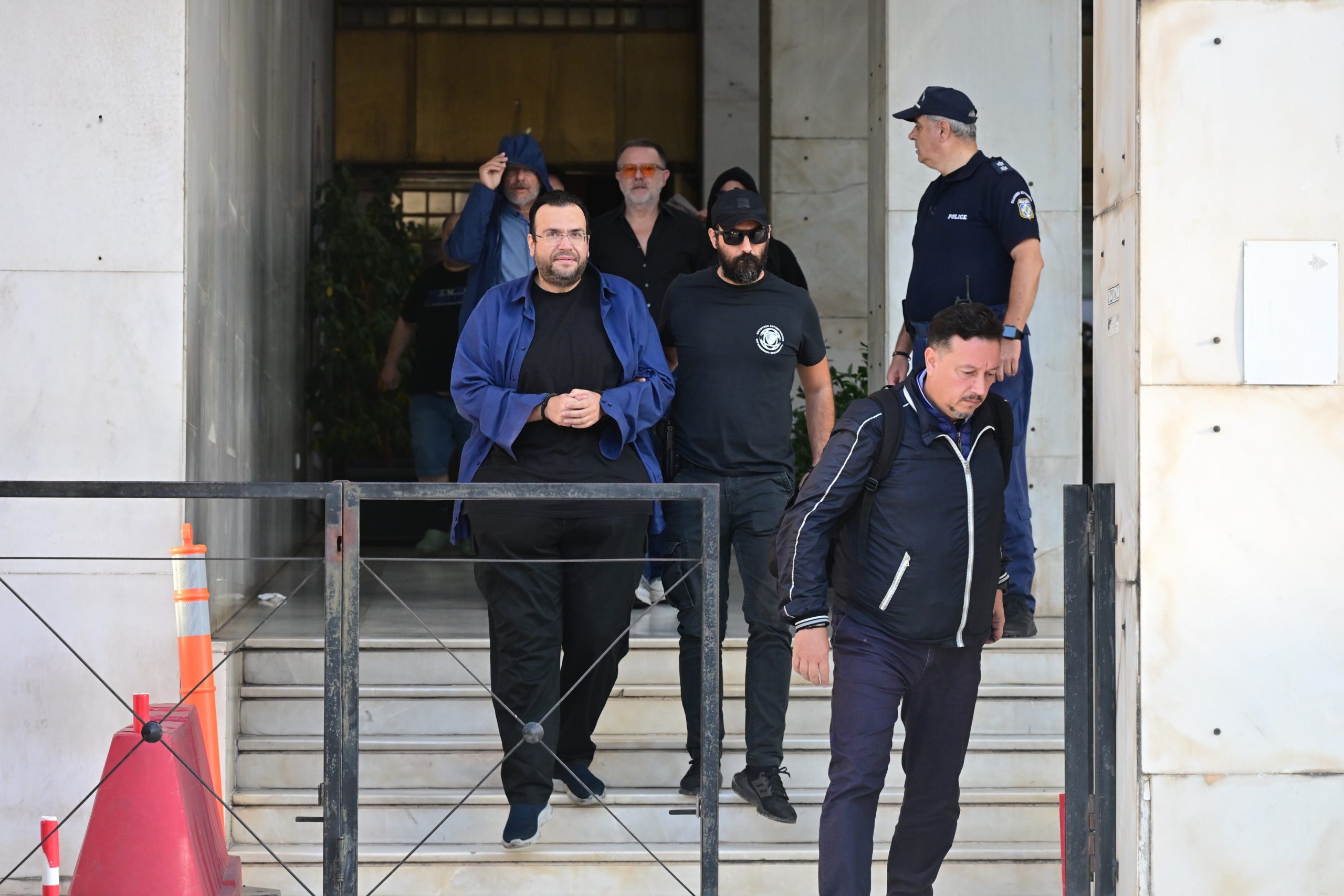 ΕΥΕΛΠΙΔΩΝ - ΜΕΤΑΓΩΓΗ ΣΤΟΝ ΑΝΑΚΡΙΤΗ ΤΟΥ ΠΡΟΕΔΡΟΥ ΤΟΥ ΛΑΟΣ ΚΑΙ ΤΗΛΕΠΑΡΟΥΣΙΑΣΤΗ ΦΙΛΙΠΠΟΥ ΚΑΜΠΟΥΡΗ ΤΗΣ ΣΥΖΥΓΟΥ ΤΟΥ ΑΝΝΑΣ ΣΥΝΟΥΛΗ ΚΑΙ ΤΩΝ ΥΠΟΛΟΙΠΩΝ ΜΕΛΩΝ ΤΗΣ ΕΓΚΛΗΜΑΤΙΚΗΣ ΟΡΓΑΝΩΣΗΣ ΓΙΑ ΑΠΑΤΗ ΣΕ ΒΑΡΟΣ ΤΟΥ ΕΦΚΑ