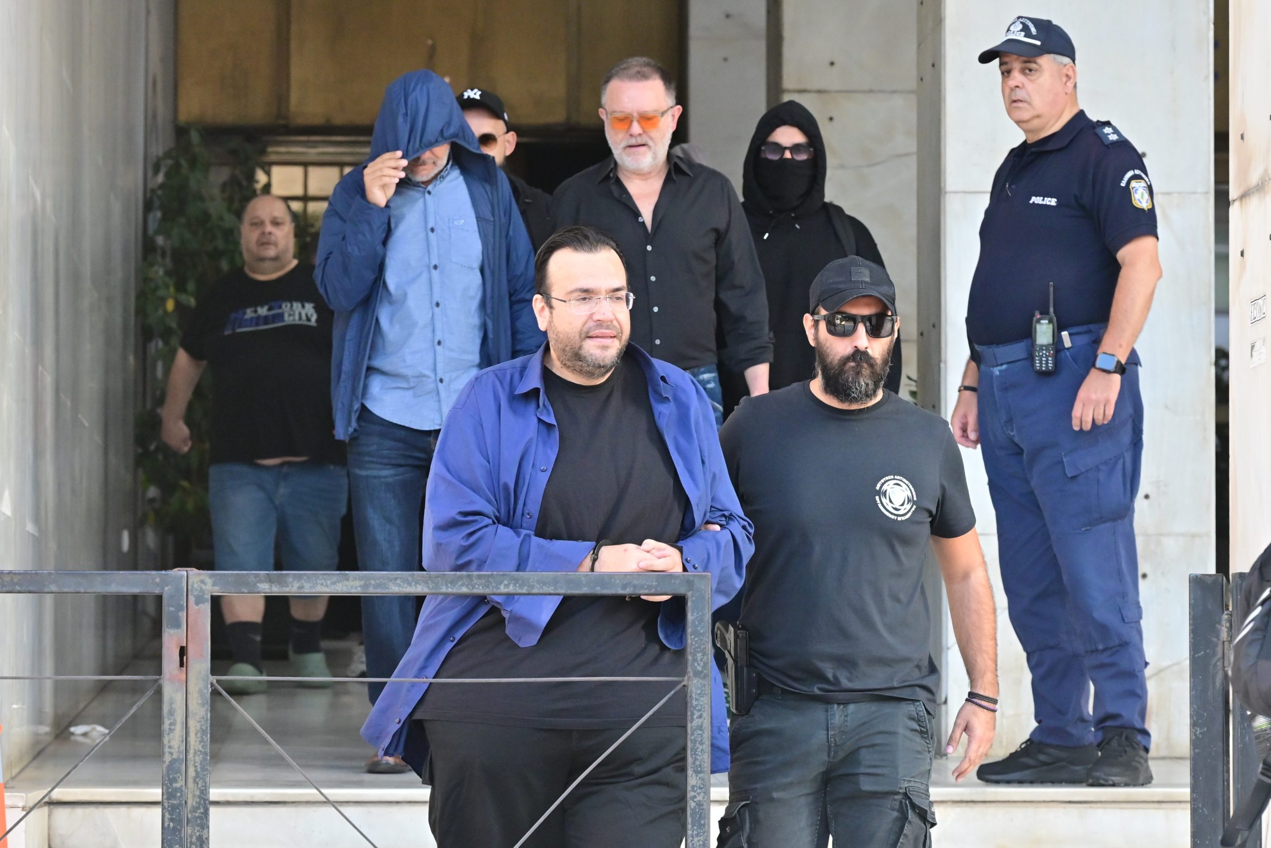 ΕΥΕΛΠΙΔΩΝ - ΜΕΤΑΓΩΓΗ ΣΤΟΝ ΑΝΑΚΡΙΤΗ ΤΟΥ ΠΡΟΕΔΡΟΥ ΤΟΥ ΛΑΟΣ ΚΑΙ ΤΗΛΕΠΑΡΟΥΣΙΑΣΤΗ ΦΙΛΙΠΠΟΥ ΚΑΜΠΟΥΡΗ ΤΗΣ ΣΥΖΥΓΟΥ ΤΟΥ ΑΝΝΑΣ ΣΥΝΟΥΛΗ ΚΑΙ ΤΩΝ ΥΠΟΛΟΙΠΩΝ ΜΕΛΩΝ ΤΗΣ ΕΓΚΛΗΜΑΤΙΚΗΣ ΟΡΓΑΝΩΣΗΣ ΓΙΑ ΑΠΑΤΗ ΣΕ ΒΑΡΟΣ ΤΟΥ ΕΦΚΑ