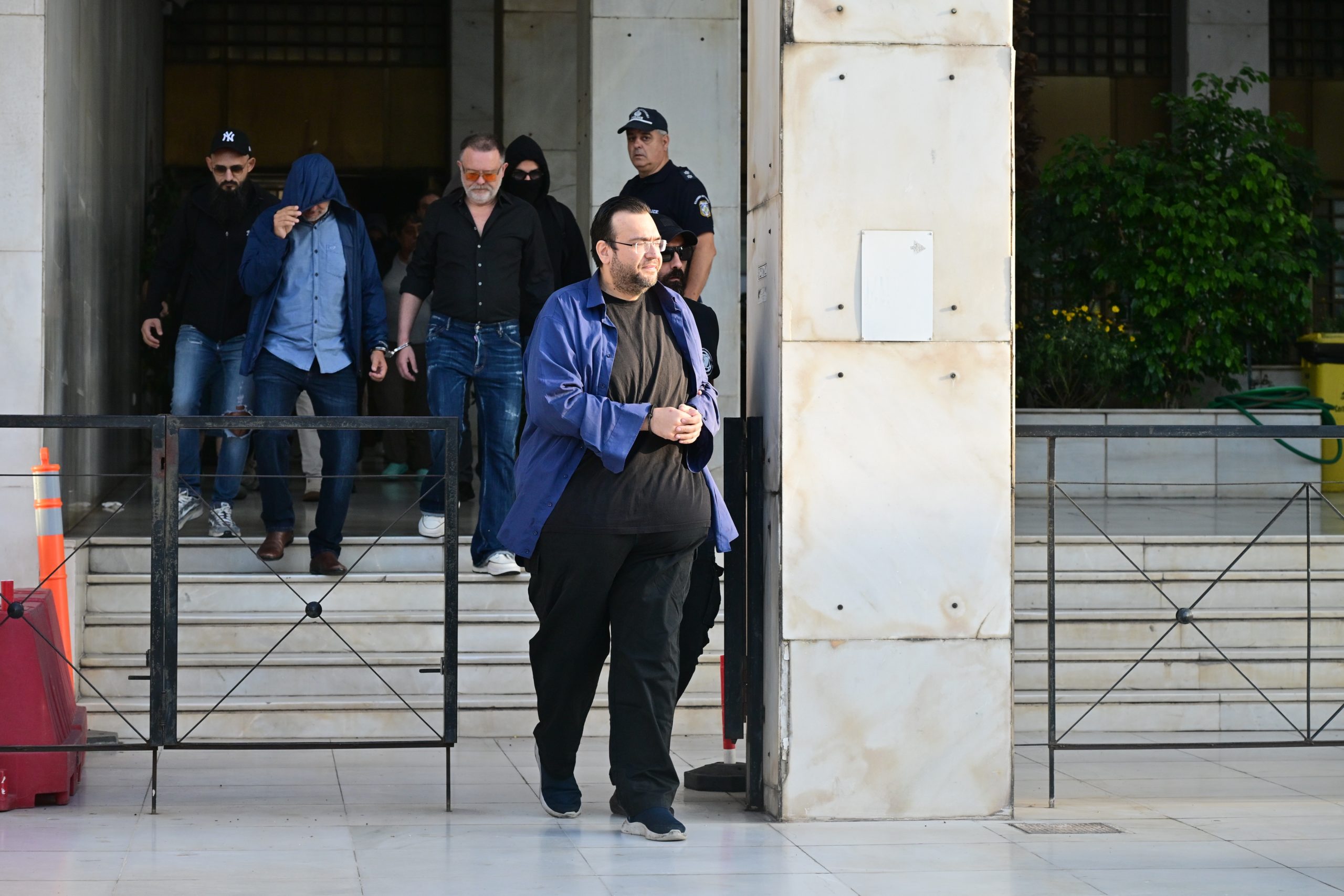 ΕΥΕΛΠΙΔΩΝ - ΜΕΤΑΓΩΓΗ ΣΤΟΝ ΑΝΑΚΡΙΤΗ ΤΟΥ ΠΡΟΕΔΡΟΥ ΤΟΥ ΛΑΟΣ ΚΑΙ ΤΗΛΕΠΑΡΟΥΣΙΑΣΤΗ ΦΙΛΙΠΠΟΥ ΚΑΜΠΟΥΡΗ ΤΗΣ ΣΥΖΥΓΟΥ ΤΟΥ ΑΝΝΑΣ ΣΥΝΟΥΛΗ ΚΑΙ ΤΩΝ ΥΠΟΛΟΙΠΩΝ ΜΕΛΩΝ ΤΗΣ ΕΓΚΛΗΜΑΤΙΚΗΣ ΟΡΓΑΝΩΣΗΣ ΓΙΑ ΑΠΑΤΗ ΣΕ ΒΑΡΟΣ ΤΟΥ ΕΦΚΑ