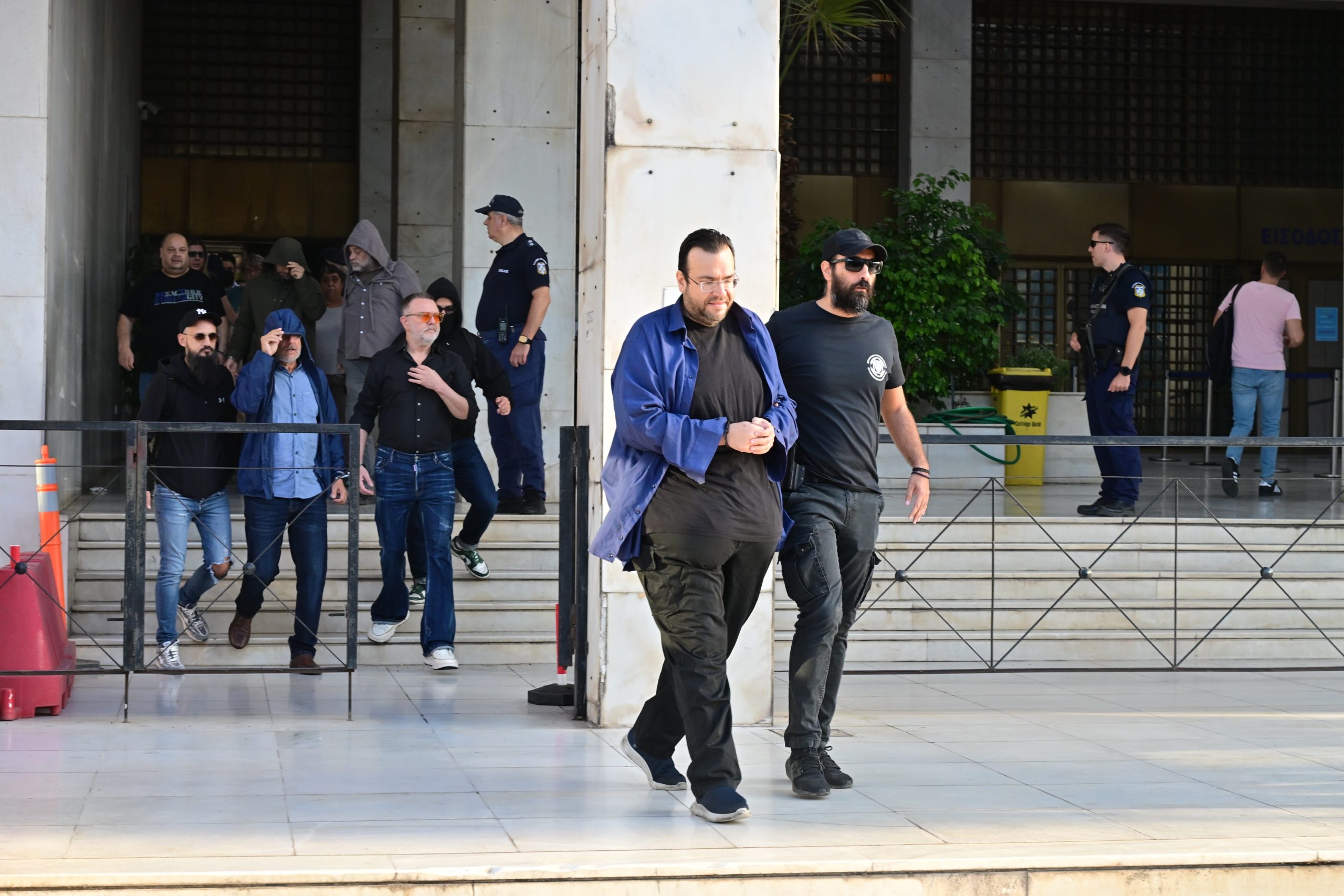 ΕΥΕΛΠΙΔΩΝ - ΜΕΤΑΓΩΓΗ ΣΤΟΝ ΑΝΑΚΡΙΤΗ ΤΟΥ ΠΡΟΕΔΡΟΥ ΤΟΥ ΛΑΟΣ ΚΑΙ ΤΗΛΕΠΑΡΟΥΣΙΑΣΤΗ ΦΙΛΙΠΠΟΥ ΚΑΜΠΟΥΡΗ ΤΗΣ ΣΥΖΥΓΟΥ ΤΟΥ ΑΝΝΑΣ ΣΥΝΟΥΛΗ ΚΑΙ ΤΩΝ ΥΠΟΛΟΙΠΩΝ ΜΕΛΩΝ ΤΗΣ ΕΓΚΛΗΜΑΤΙΚΗΣ ΟΡΓΑΝΩΣΗΣ ΓΙΑ ΑΠΑΤΗ ΣΕ ΒΑΡΟΣ ΤΟΥ ΕΦΚΑ