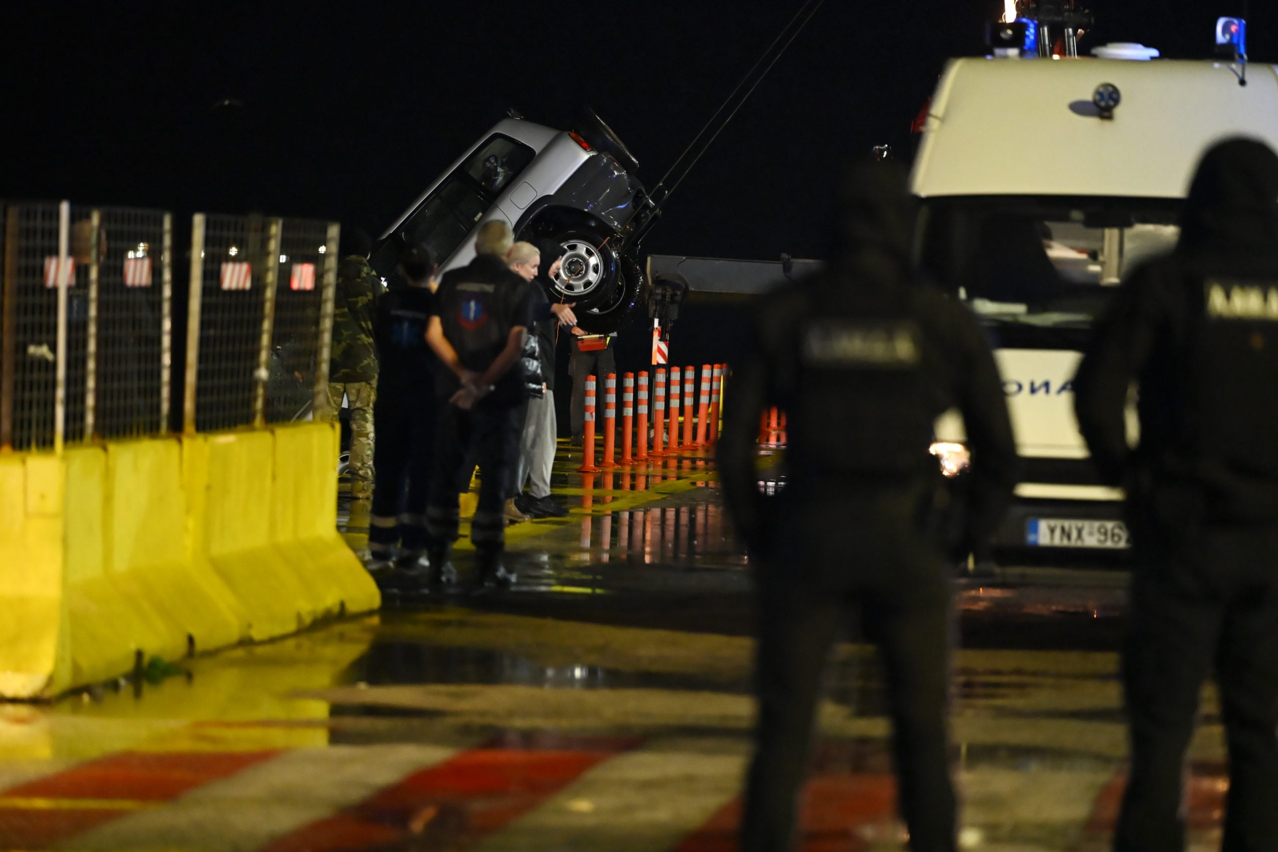 ΟΙΚΟΓΕΝΕΙΑΚΗ ΤΡΑΓΩΔΙΑ ΣΤΟΝ ΠΕΙΡΑΙΑ ΕΠΕΙΤΑ ΑΠΟ ΠΤΩΣΗ ΟΧΗΜΑΤΟΣ ΣΤΟ ΛΙΜΑΝΙ