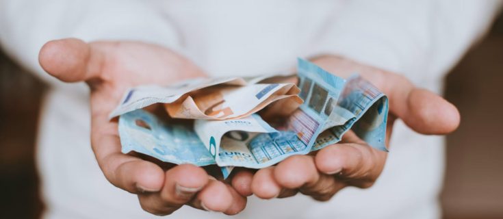 Ειδική μηνιαία ενίσχυση έως 750 ευρώ από τον ΟΠΕΚΑ σε γονείς: Ποιοι μπορούν να το λάβουν και πώς